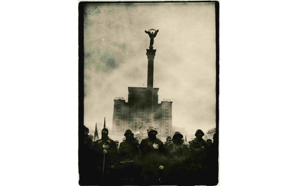 εικαστικά-έργα-με-φόντο-το-ρευστό-και-π-2098772