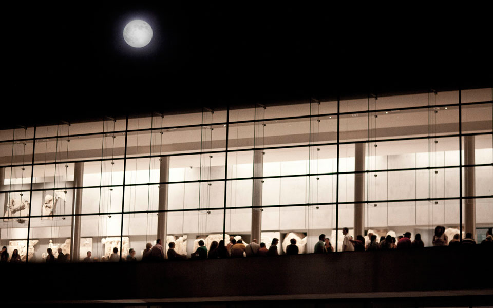 καλλιτέχνες-και-κοινό-χορεύουν-τάνγκ-2098652