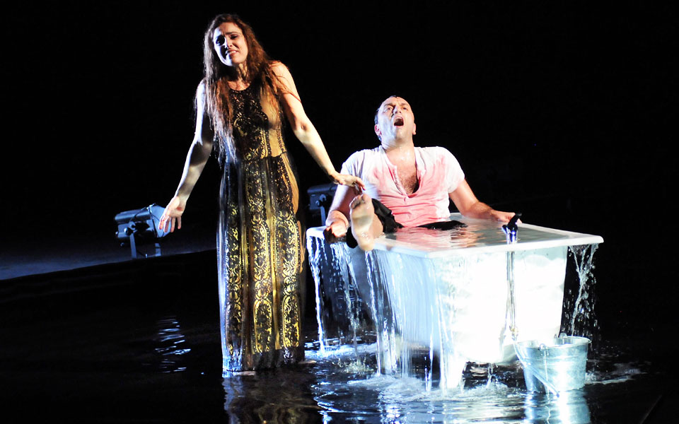 λόγος-και-μουσική-σε-δύσκολη-ισορροπί-2098798