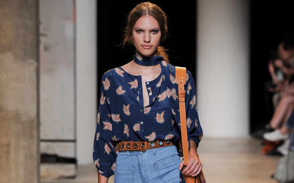 τζιν-σορτς-και-σανδάλια-ο-top-καλοκαιριν-2097996