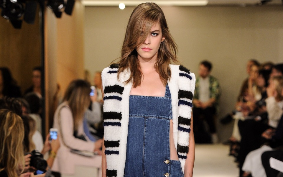 τζιν-ολόσωμη-φόρμα-3-μοντέρνοι-συνδυασ-2098446