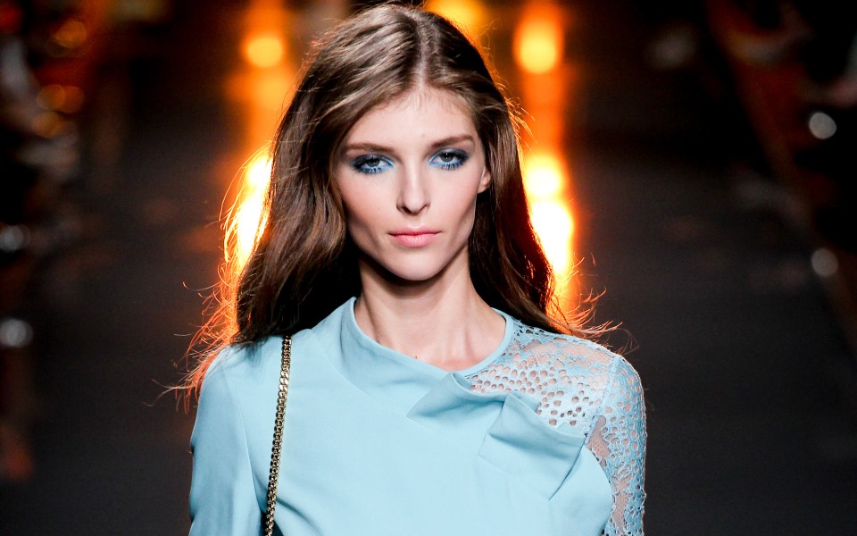 μακιγιάζ-βαθύ-μπλε-2096964