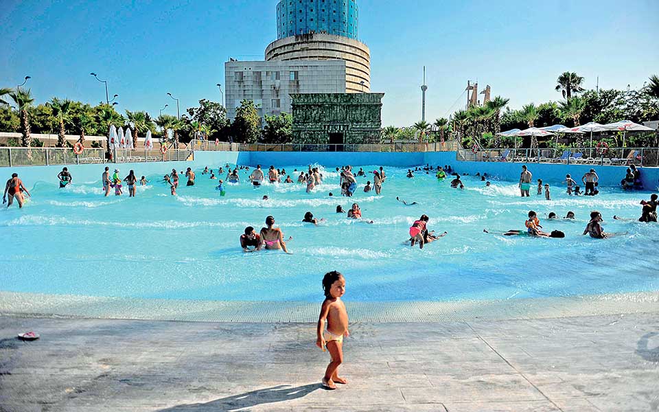 κύμα-στην-πισίνα-2098956