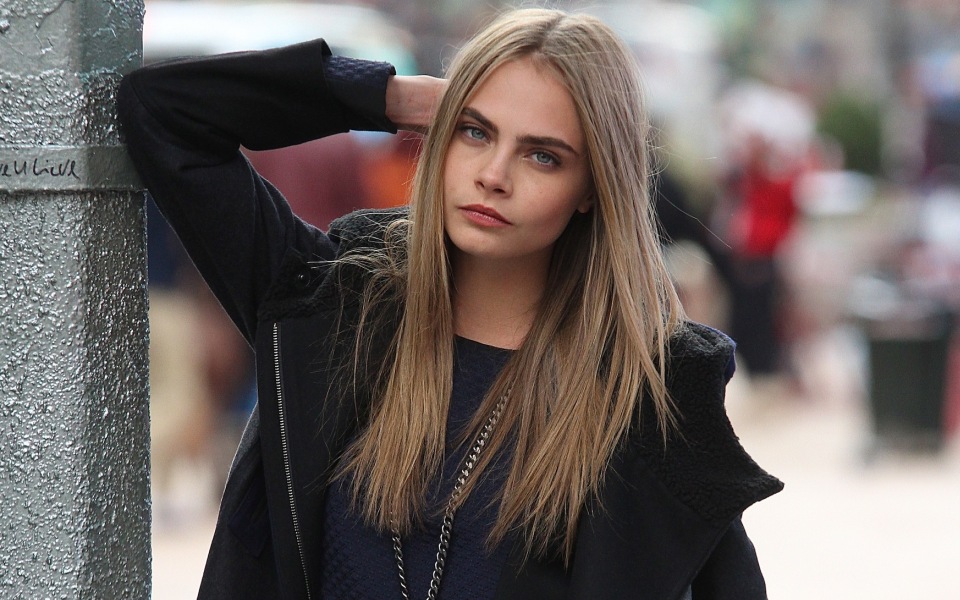 h-cara-delevingne-τα-βάζει-με-την-βιομηχανία-της-μόδα-2098111