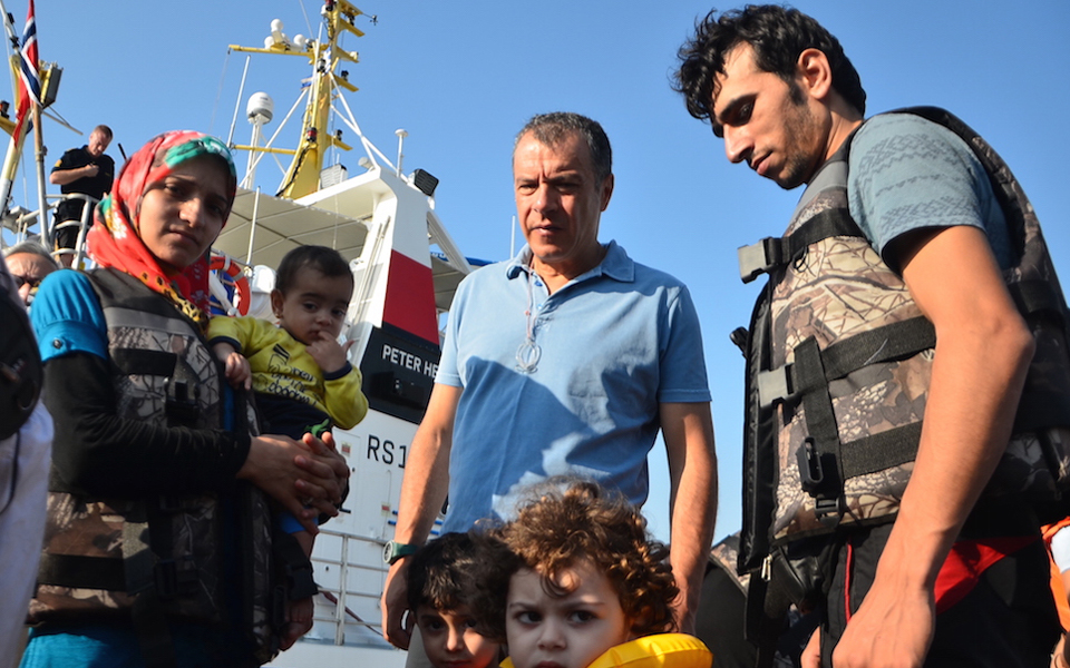 στ-θεοδωράκης-στα-νησιά-πολλά-πεδία-τ-2096320