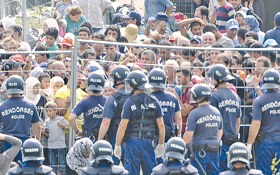 πρόσφυγες-κατευθύνονται-πεζή-από-τη-β-2100001