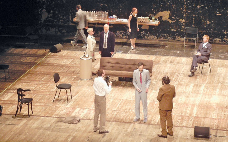 δύο-παραγωγές-της-στέγης-γραμμάτων-σε-2100794