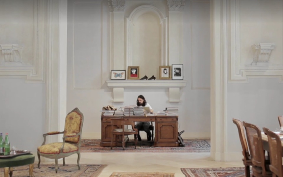 ο-alessandro-michele-μας-ξεναγεί-στο-γραφείο-του-2103820