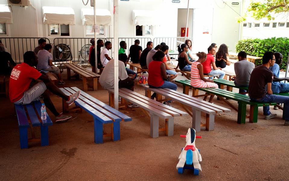 δέκα-εκατομμύρια-άνθρωποι-αόρατοι-γι-2102091