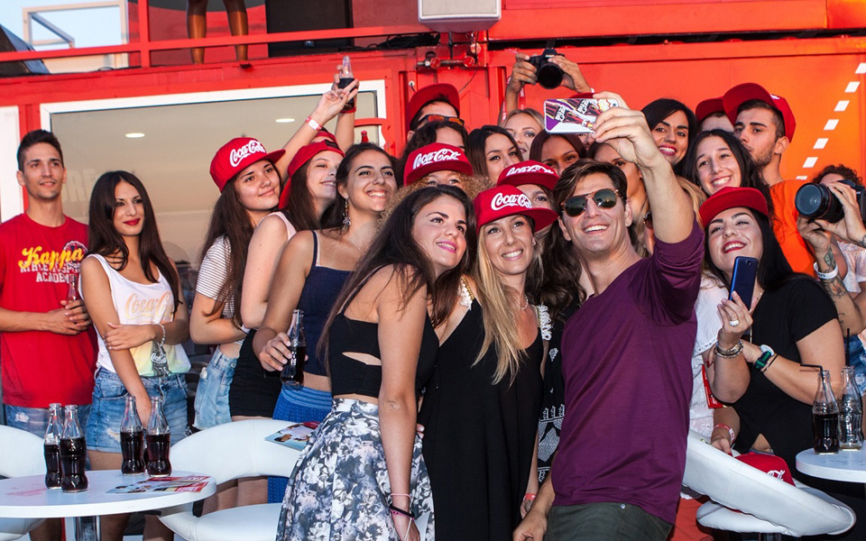 το-μπουκάλι-της-coca-cola-έκλεισε-τα-100-στο-εντυπ-2101352