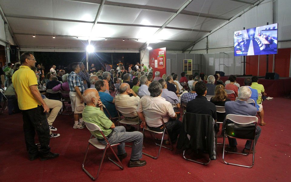 αιχμηρός-διάλογος-μέσω-κόκκινων-καρ-2101417