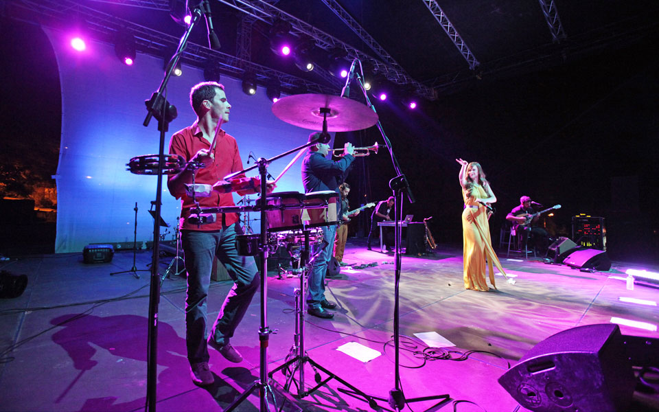 ελληνικό-τραγούδι-στη-θαλπωρή-των-δι-2102479