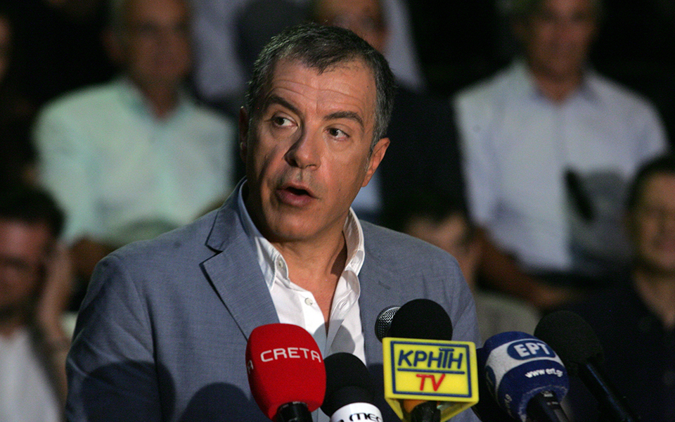 σ-θεοδωράκης-το-ποτάμι-έχει-και-τις-λύ-2099962