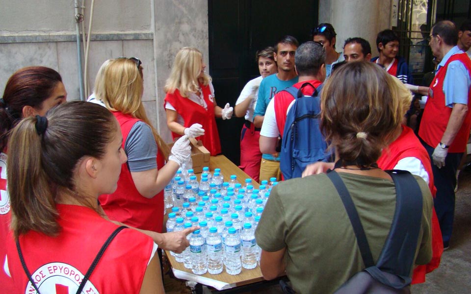 ο-ερυθρός-σταυρός-μοίρασε-τρόφιμα-σε-π-2103457