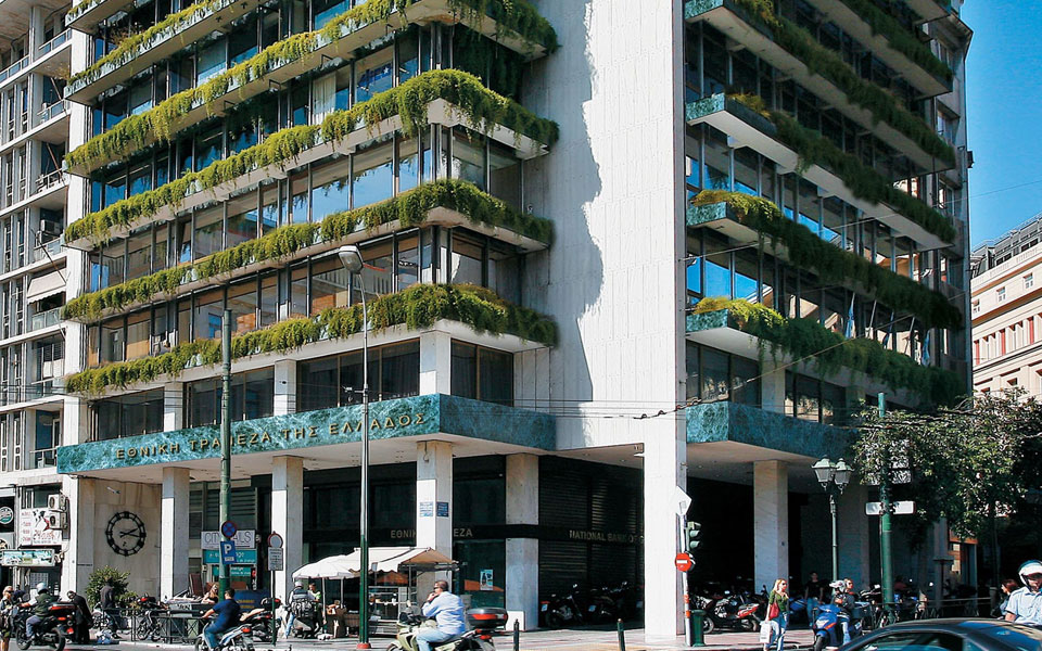 το-κτίριο-με-τους-πράσινους-καταρράκτ-2103048