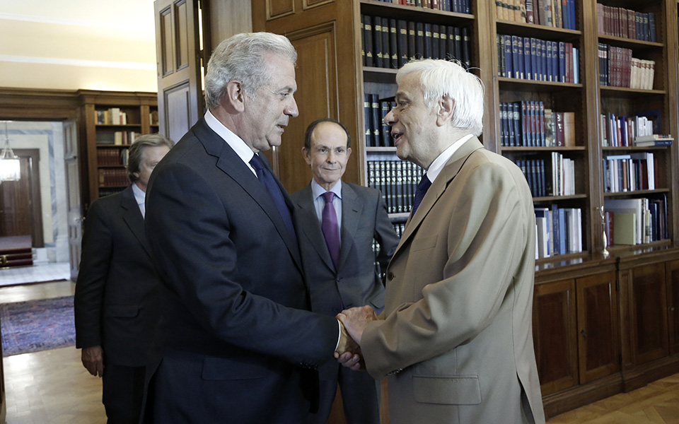 μπαράζ-συναντήσεων-αβραμόπουλου-για-2102036