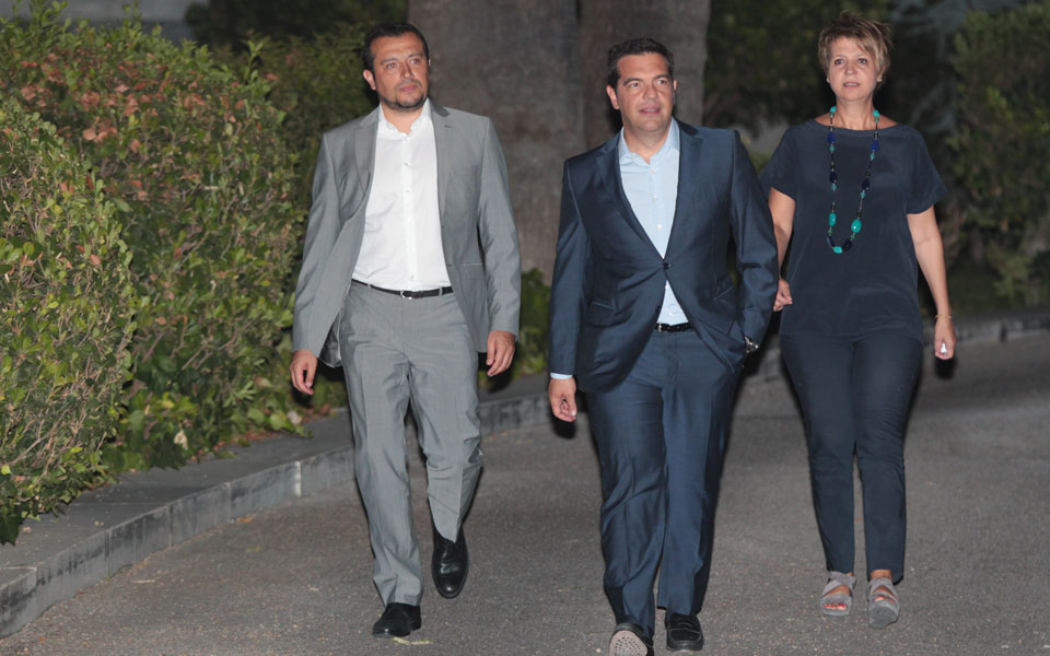 ωριμα-πρόσωπα-στην-κουμουνδούρου-2100146