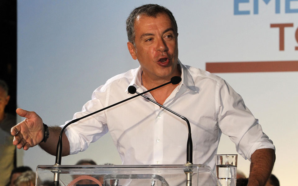 στ-θεοδωράκης-πλουσιόπαιδο-που-μεγά-2100490