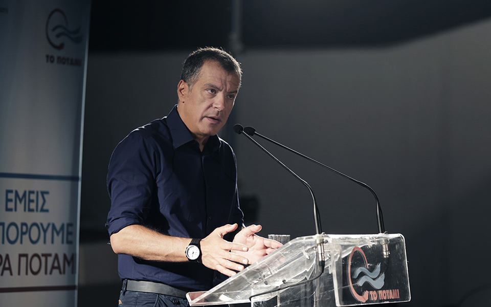 θεοδωράκης-μόνη-λύση-για-τον-κόσμο-να-ψ-2101356