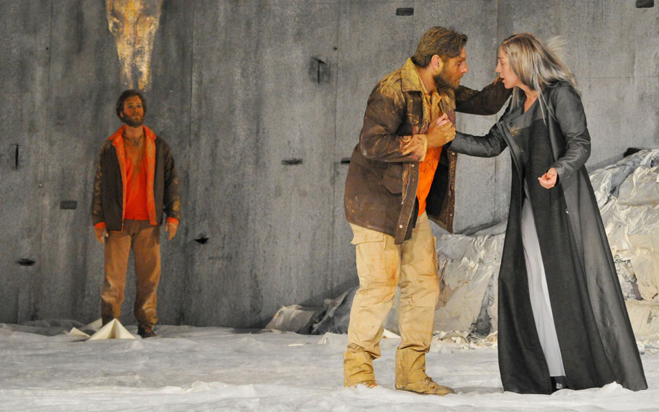 από-την-τραγωδία-στη-φάρσα-2100999