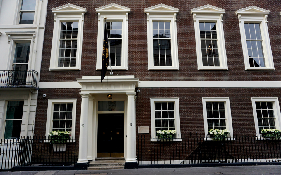 στα-ίχνη-του-βύρωνα-και-του-ντίκενς-2108348