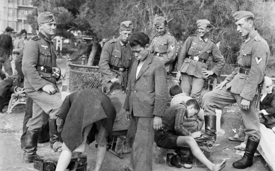 οταν-οι-κατακτητές-φωτογραφίζουν-2107043