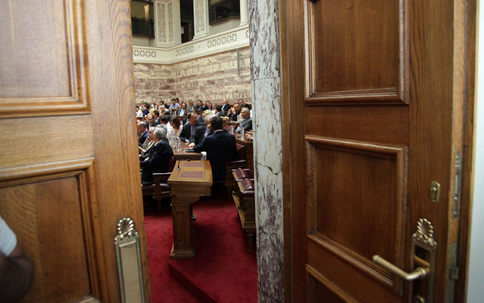 σε-καφέ-δείπνα-και-συναθροίσεις-οι-διε-2104458