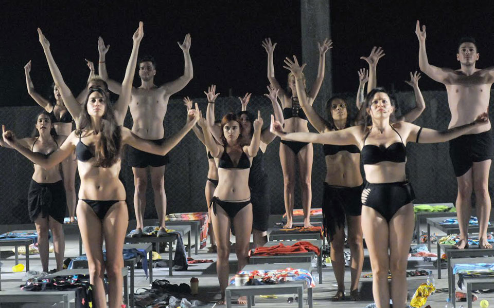 σ-ένα-κατάστρωμα-αναζητώντας-μιαν-ά-2104879