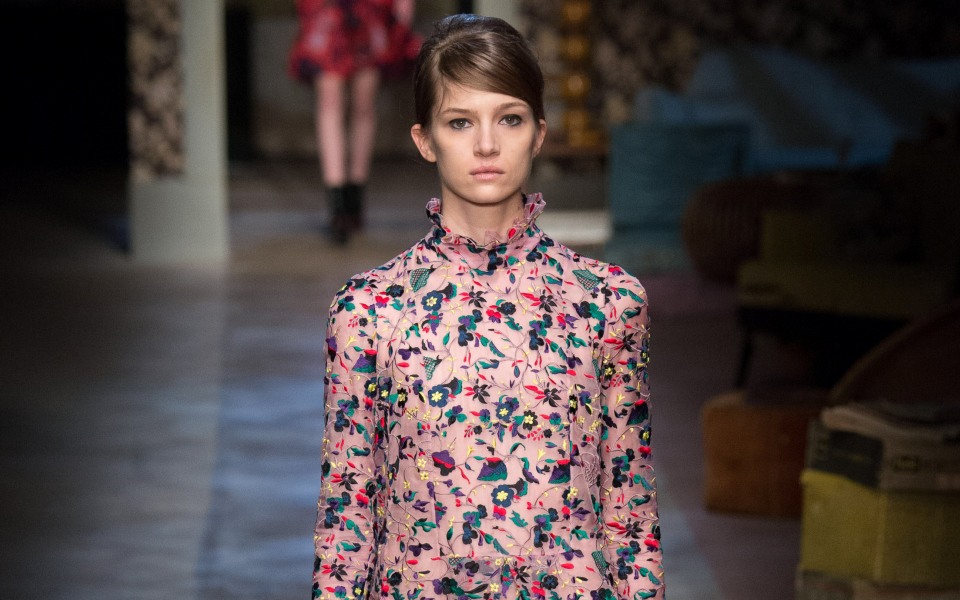 5-floral-φορέματα-για-chic-φθινοπωρινές-εμφανίσ-2107260