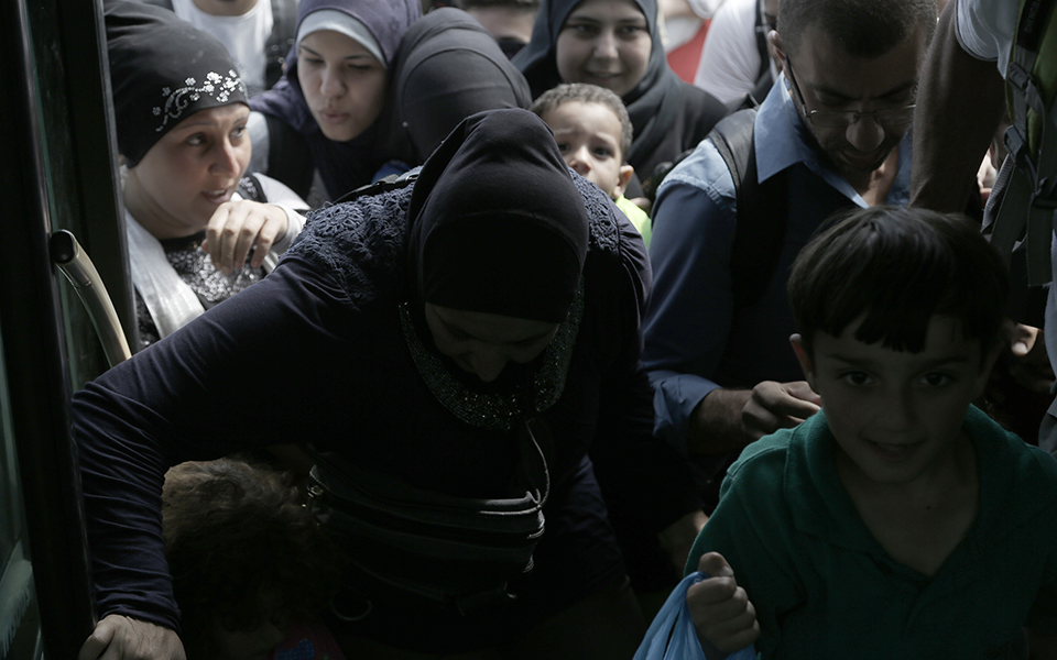 τροχαίο-ατύχημα-με-λεωφορείο-που-μετέ-2105275