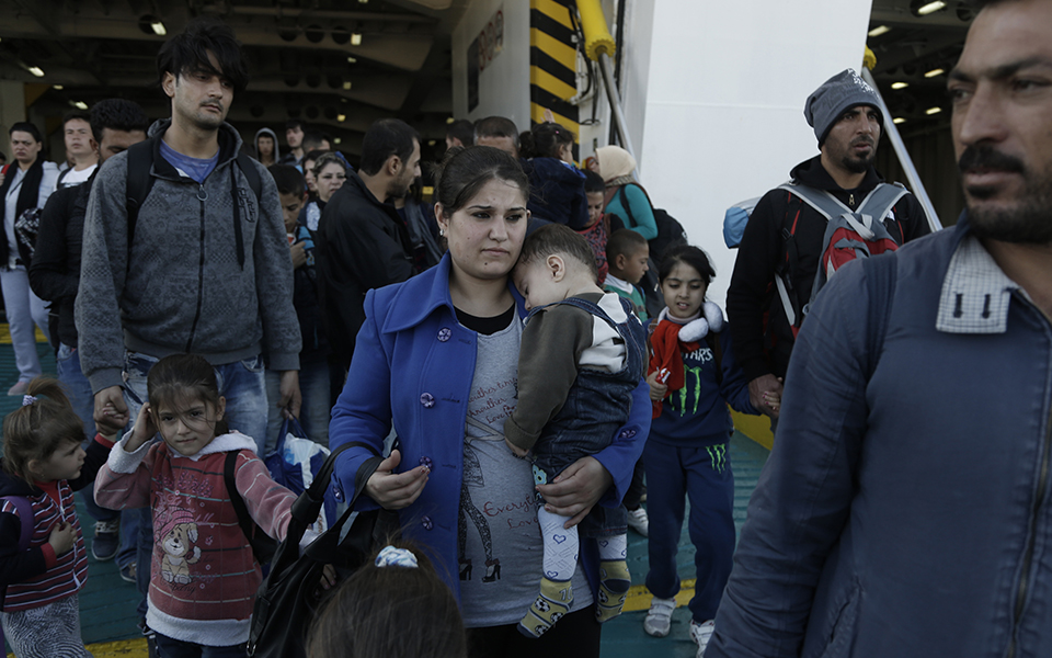 ακόμη-5700-μετανάστες-αποβιβάστηκαν-στον-2104866