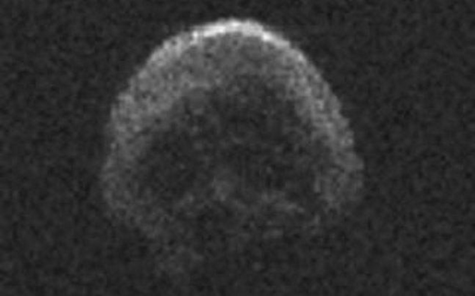 κομήτης-σε-σχήμα-νεκροκεφαλής-περνάε-2108611