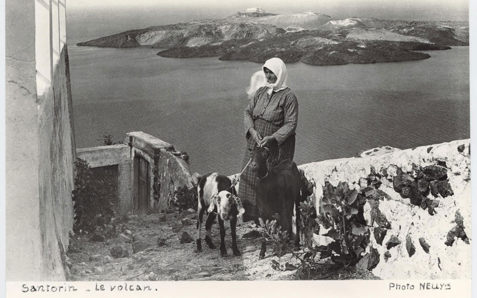 η-σαντορίνη-της-nellys-το-1925-30-2107206
