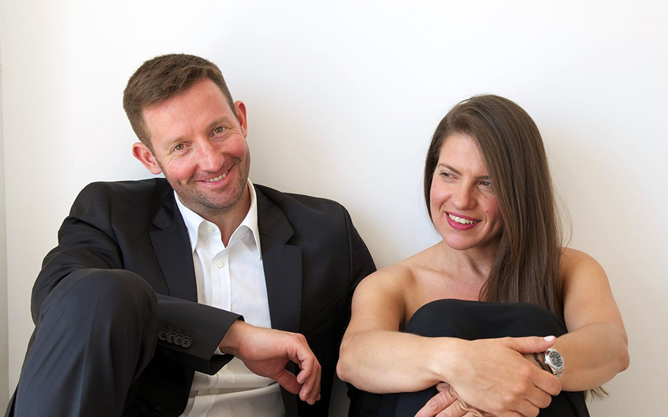 συναρπαστικό-νέο-πιανιστικό-ντούο-2107727