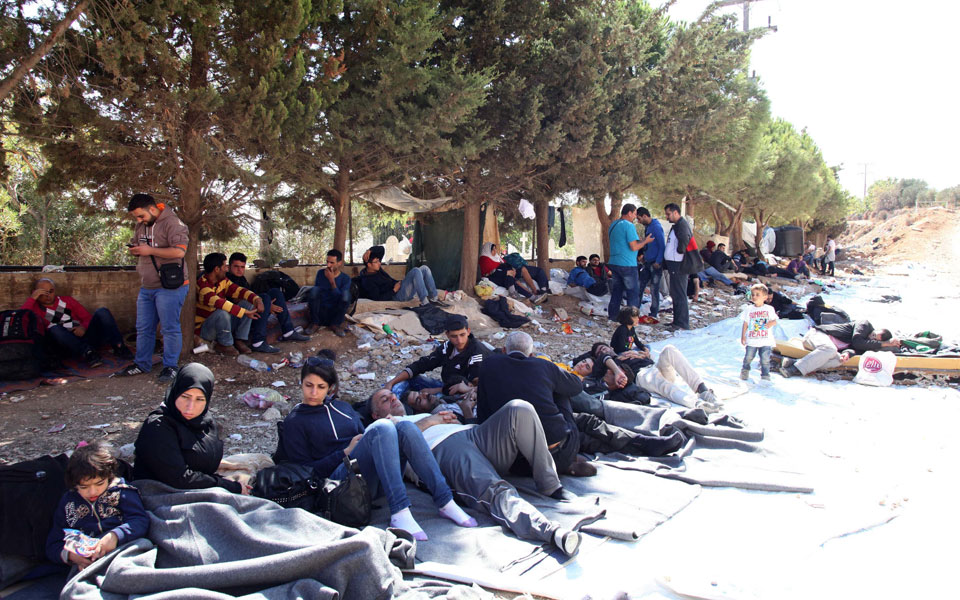 σε-ένα-παγκάκι-περιμένουν-έμβασμα-από-2105021