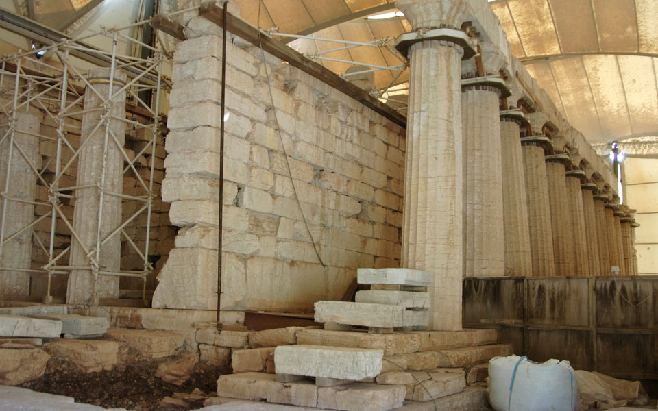 ενα-μνημείο-που-φυλάσσεται-από-εργατ-2105055