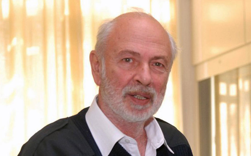 ενας-ξένος-στο-μπενάκη-2103987