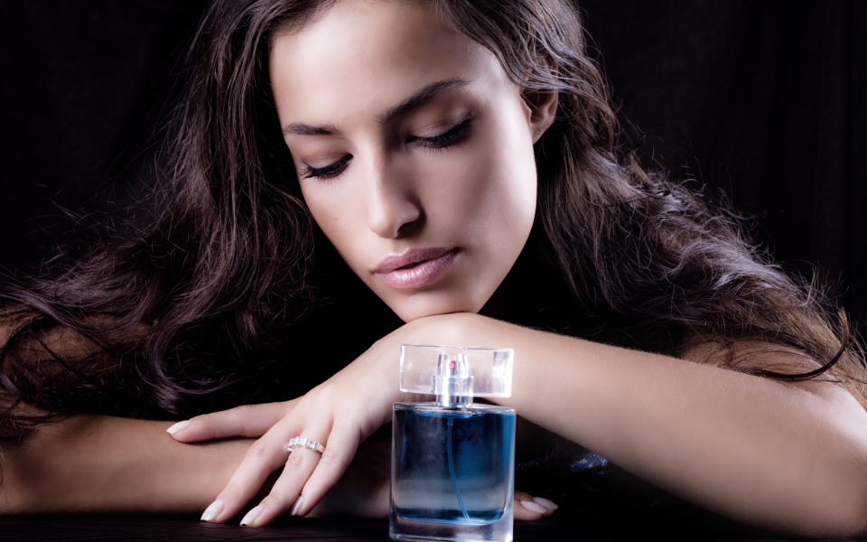 νέα-αρώματα-για-γυναίκες-με-μοντέρνα-δ-2104930