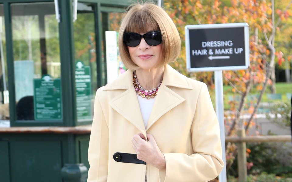 paris-fashion-week-h-anna-wintour-μας-ξεναγεί-στις-καλύτερες-κολ-2105876
