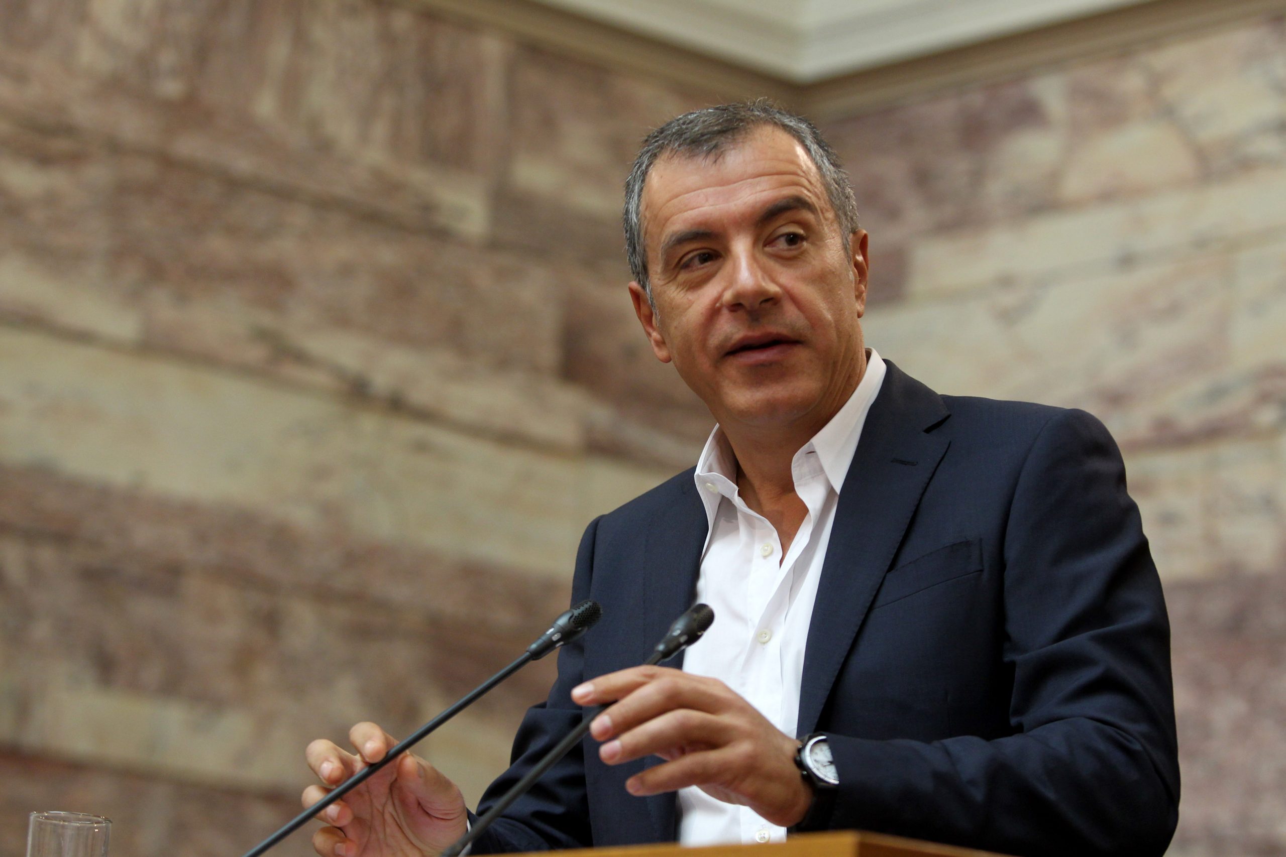 ο-θεοδωράκης-δεν-φεύγει-από-το-ποτάμι-2104454