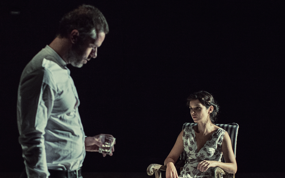 οδυνηρές-μνήμες-αιχμηρές-σιωπές-2108268