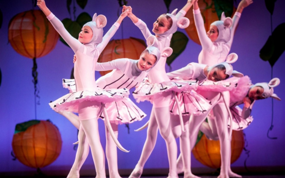 πεντάμορφη-και-το-τέρας-4-παραστάσει-2110091