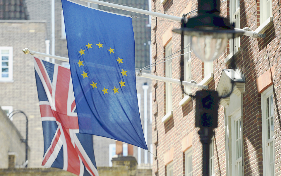 η-προοπτική-του-brexit-από-την-ε-ε-διχάζει-βρ-2110286