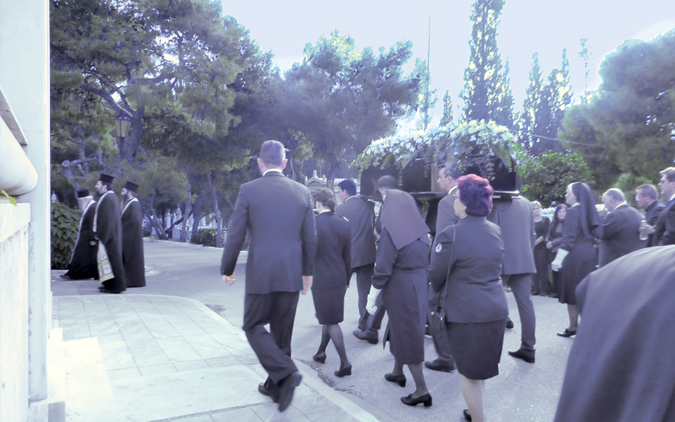 mε-λευκά-τριαντάφυλλα-το-kαλό-tαξίδι-σ-2111335