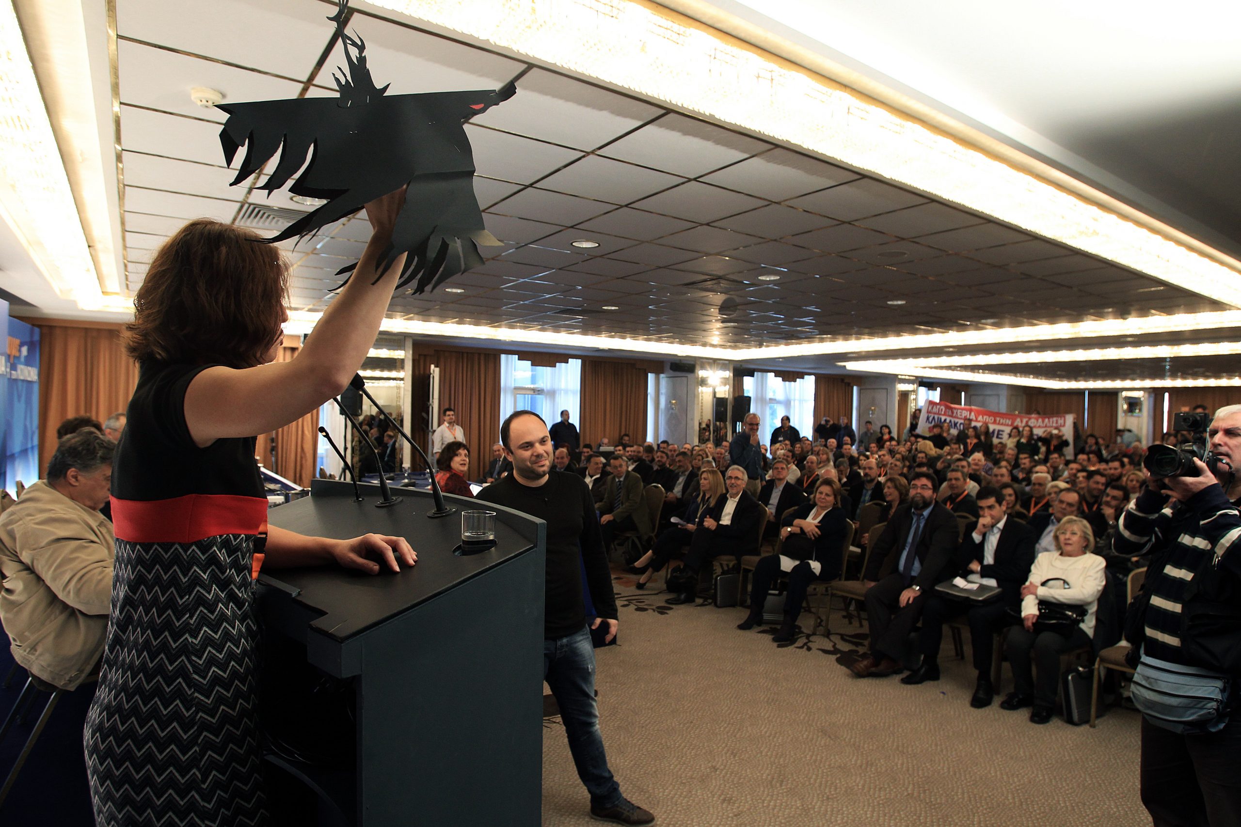 αποδοκιμασίες-και-μαύρα-κοράκια-στο-2112289