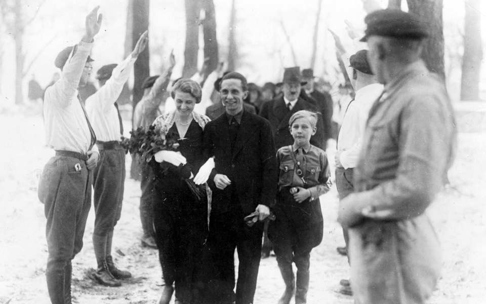 ο-φασισμός-είναι-και-υπόθεση-οικογεν-2111053