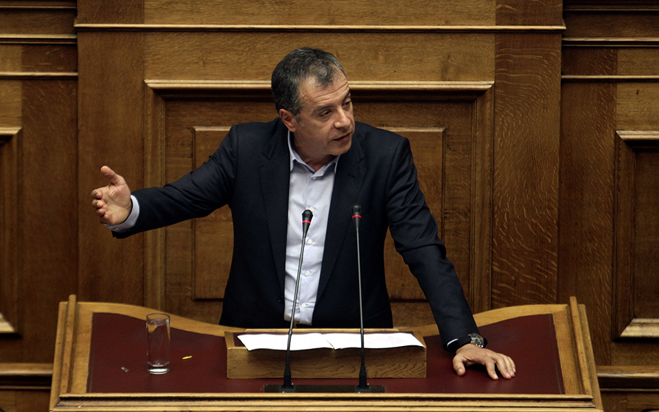 θεοδωράκης-στο-ποτάμι-θέλουμε-ανθρώπ-2108660