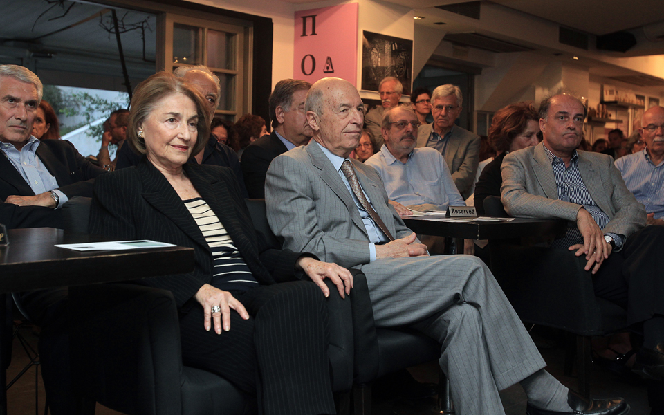 οταν-τα-μεγάφωνα-έπαιζαν-μονότονα-μα-2111977