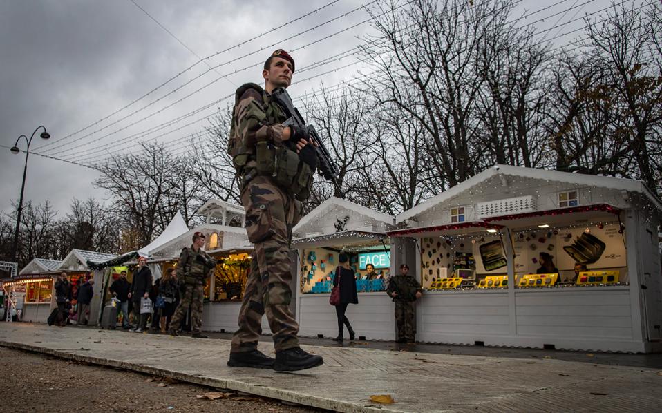 ευρωπαίοι-και-αμερικανοί-αναζητούν-δ-2111479