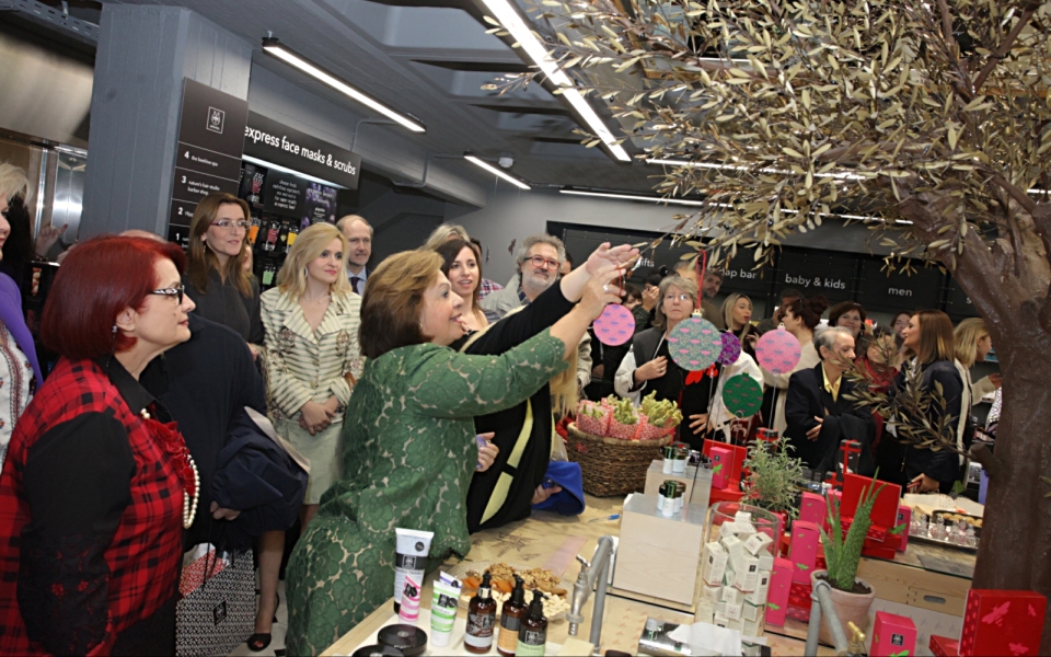 tο-μοναδικό-δέντρο-της-αγάπης-στο-the-apivita-experience-store-2114376